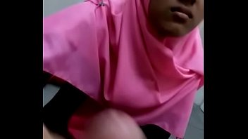 mesum hijab jilbab indonesiangintip di kontrakan3 White guy jacking off