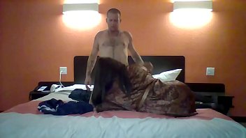 trong moob paiv san ua khach While hubby is away pussy will play 5min